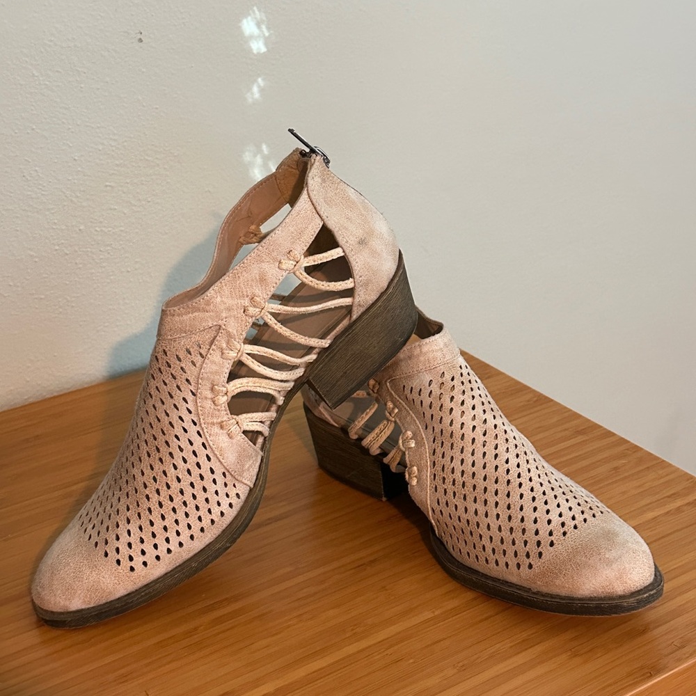 Like New Coconuts by Matisse Cutout Booties Neutral Beige Color Size 9.5
